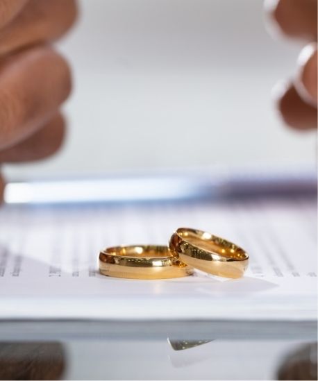 fedi su tavolo per causa di divorzio augusta